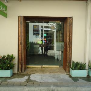 Gokela (centro)