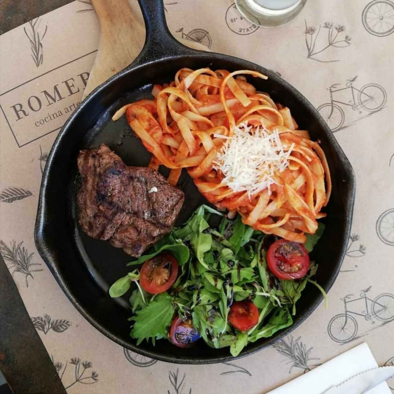 Solomito con Fetuccini Pomodoro y mézclum