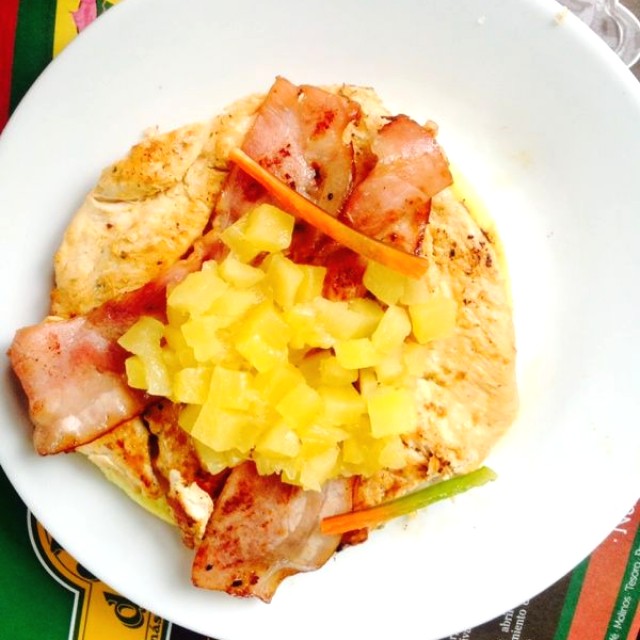 Arepa de pollo al grill tocineta y piña 