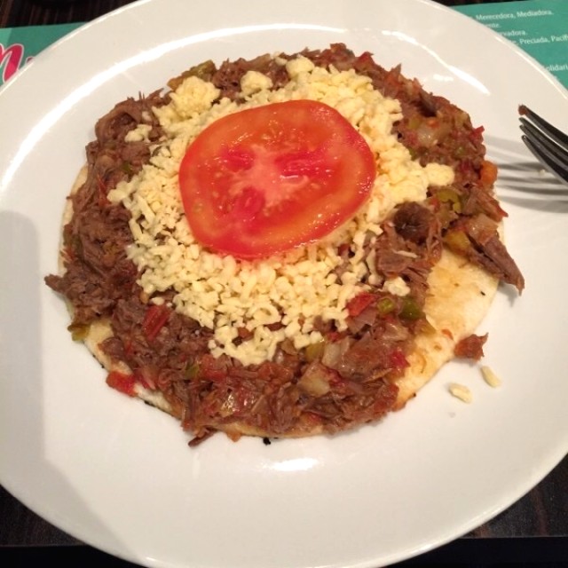Arepa con Carne Desmechada.  