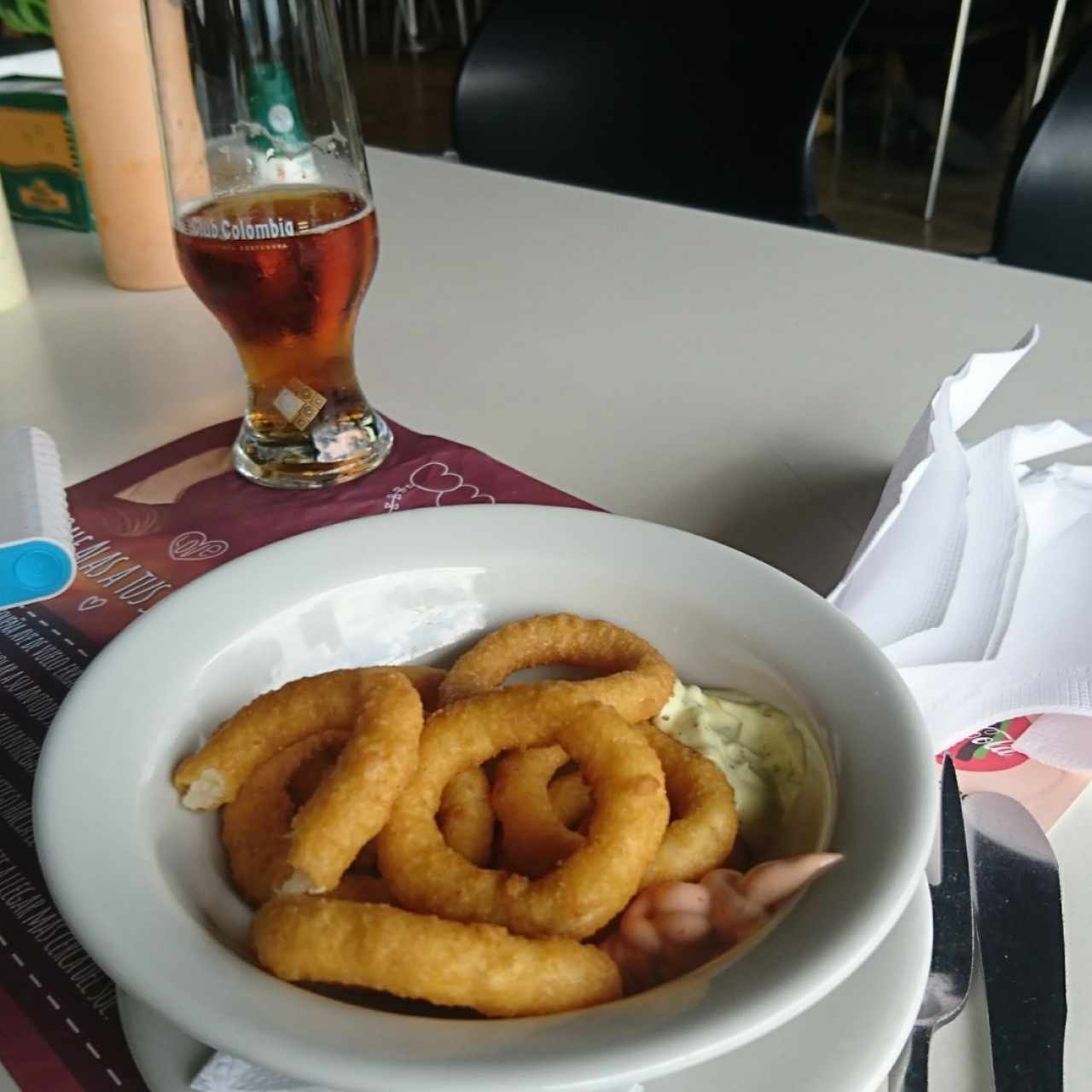 anillos de cebolla, que sabe a cebolla! y deliciosas salsas