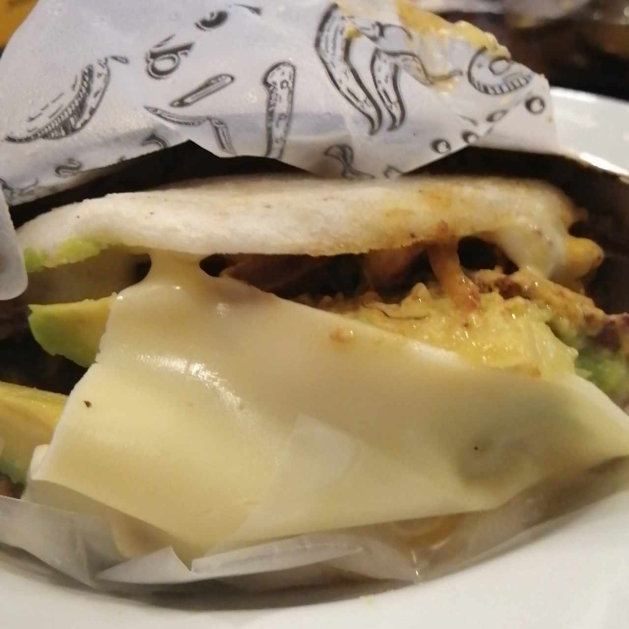 Arepa rellena mar y tierra