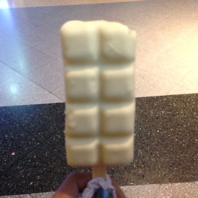 Yoghurt de mango con cobertura blanca 