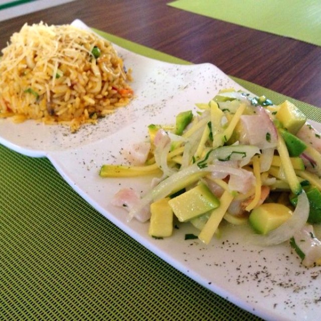 Kombi, ceviche pescado mango aguacate con arroz con mariscos
