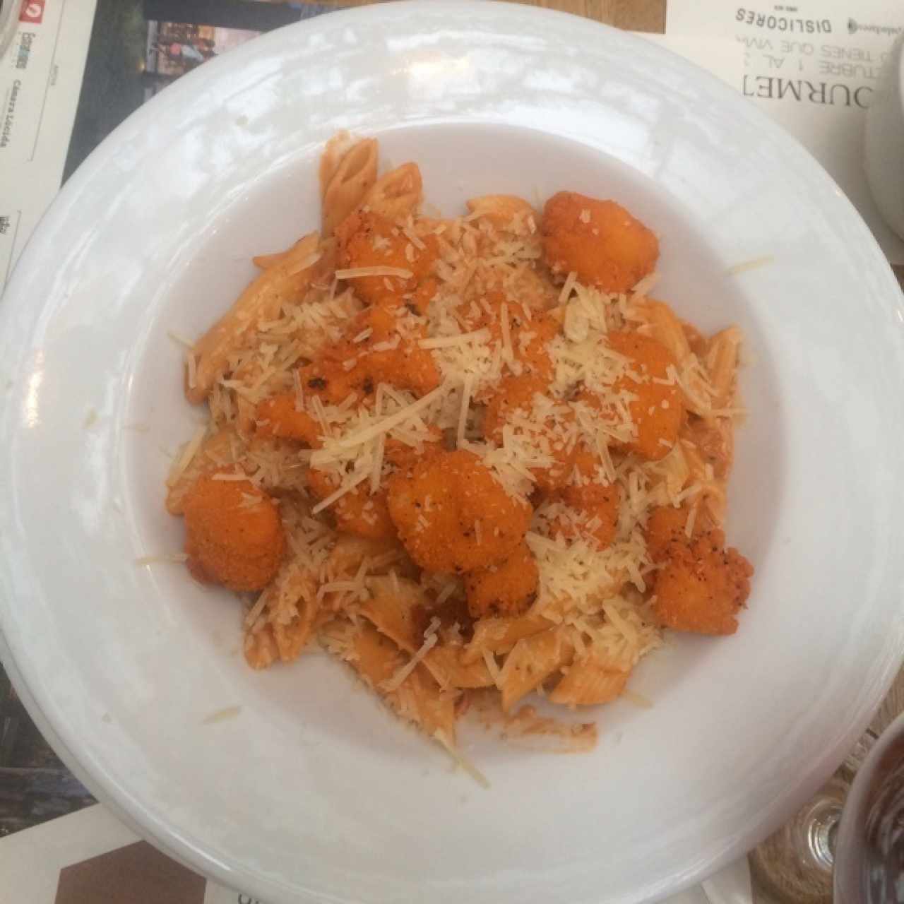 pasta de mariscos en pasta rosa