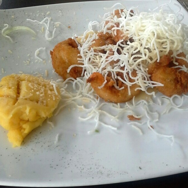 Langostinos melcocha con puré de papa