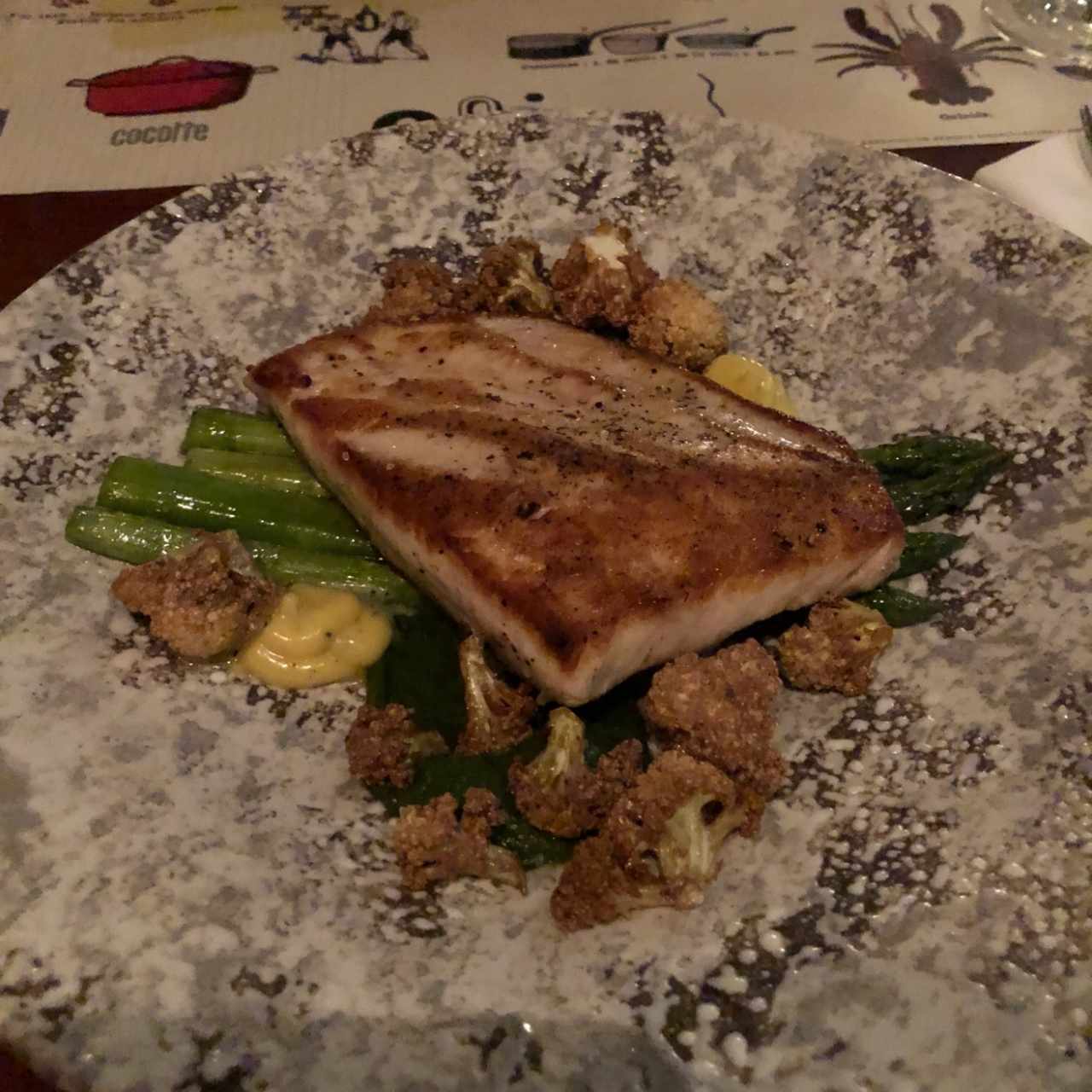 Pesca del pacifico con salsa holandesa de trufa negra 