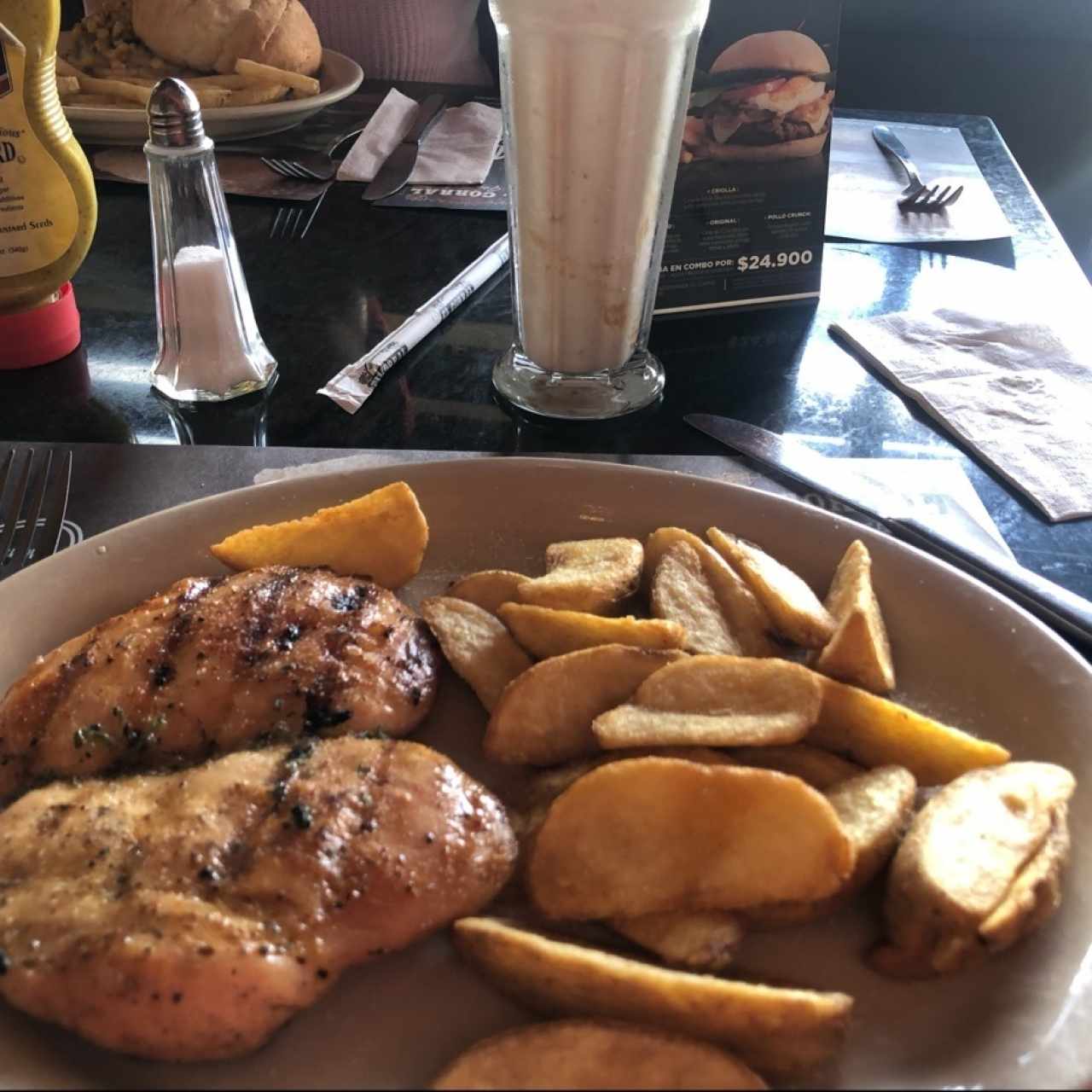 Pechuga a la plancha con papas en casquitos 