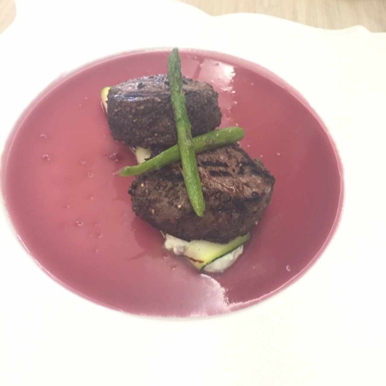 solomito encostrado con pimienta en reducción de vino 