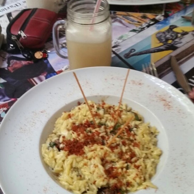 orzo con queso azul y solomito y limonada de gengibre
