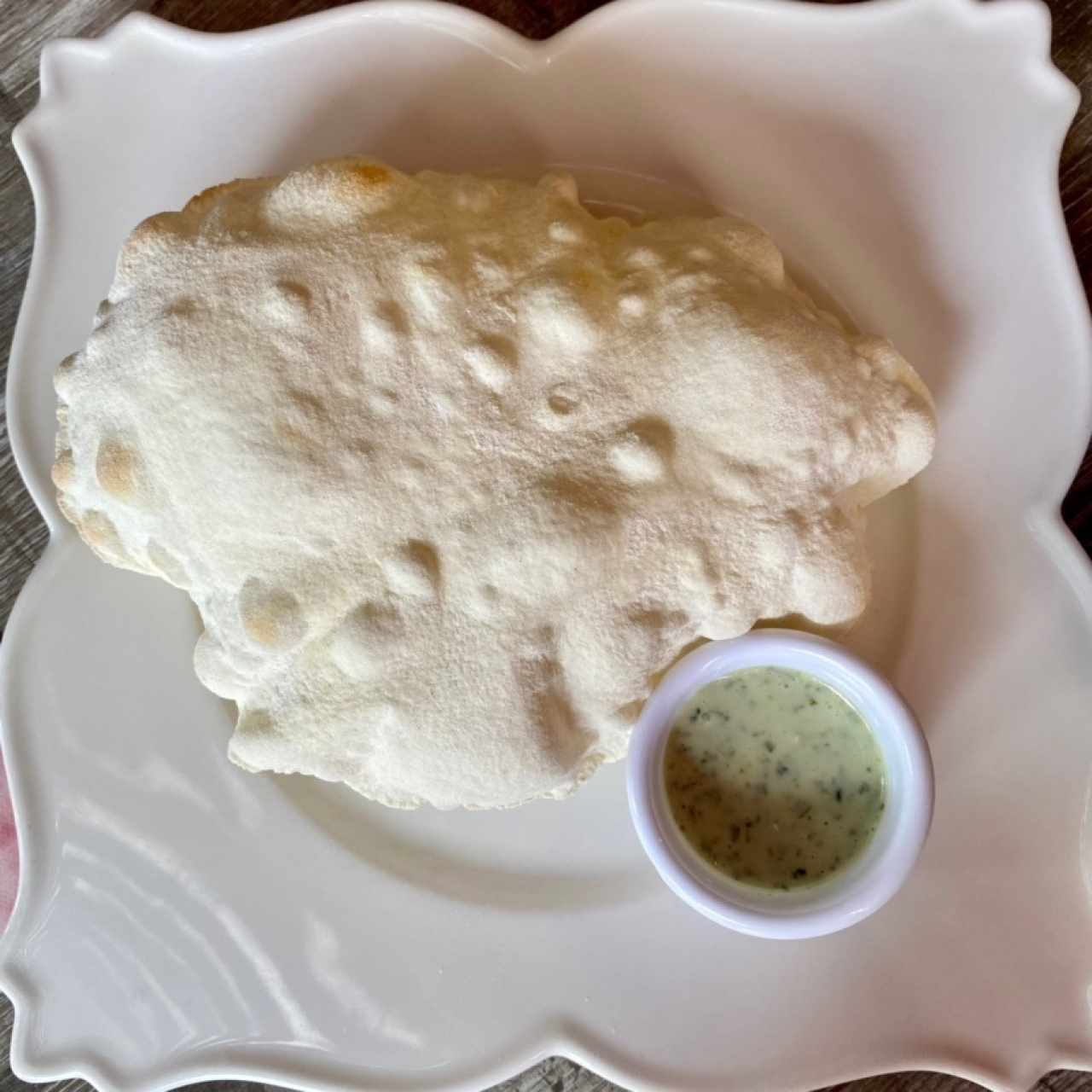 Pan de la casa con salsa del albahaca 