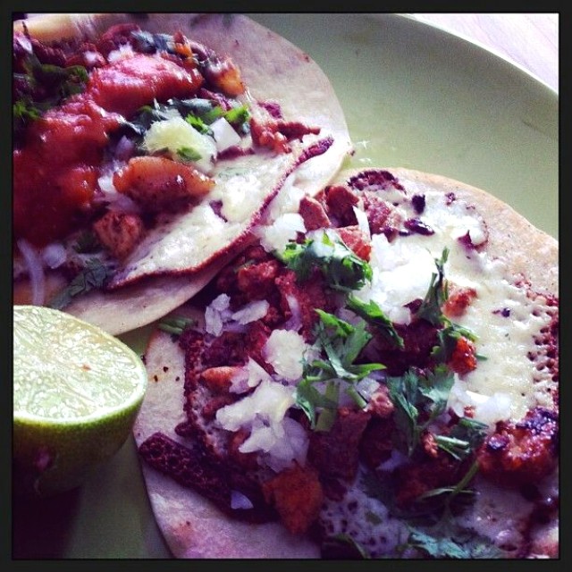 Taco al pastor con queso (gringa)