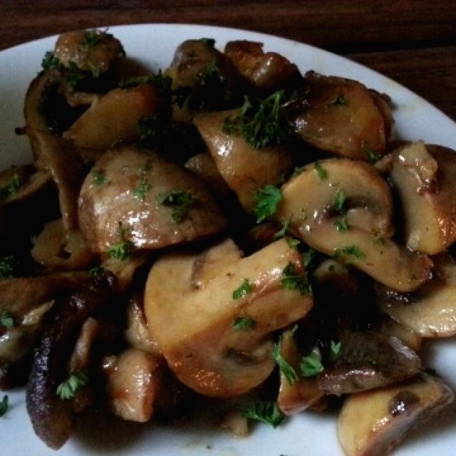 Champiñones al ajillo