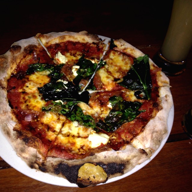 Pizza espinaca y cebolla caramelizada 