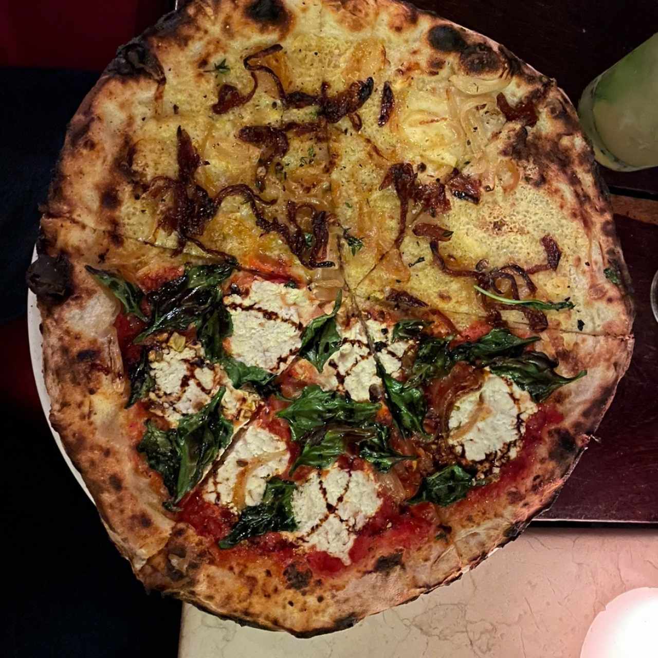 pizza mitad espinaca y mirat albahaca