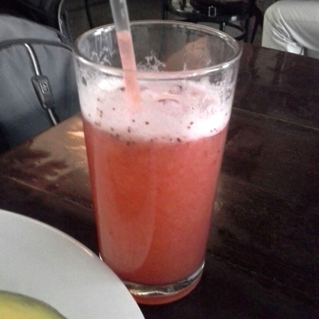 Jugo de fresa en agua