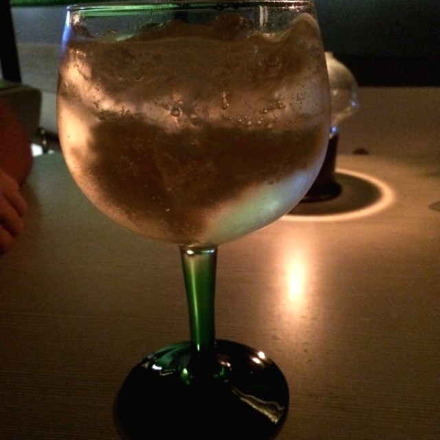 Gin tonic de lyche y mandarina