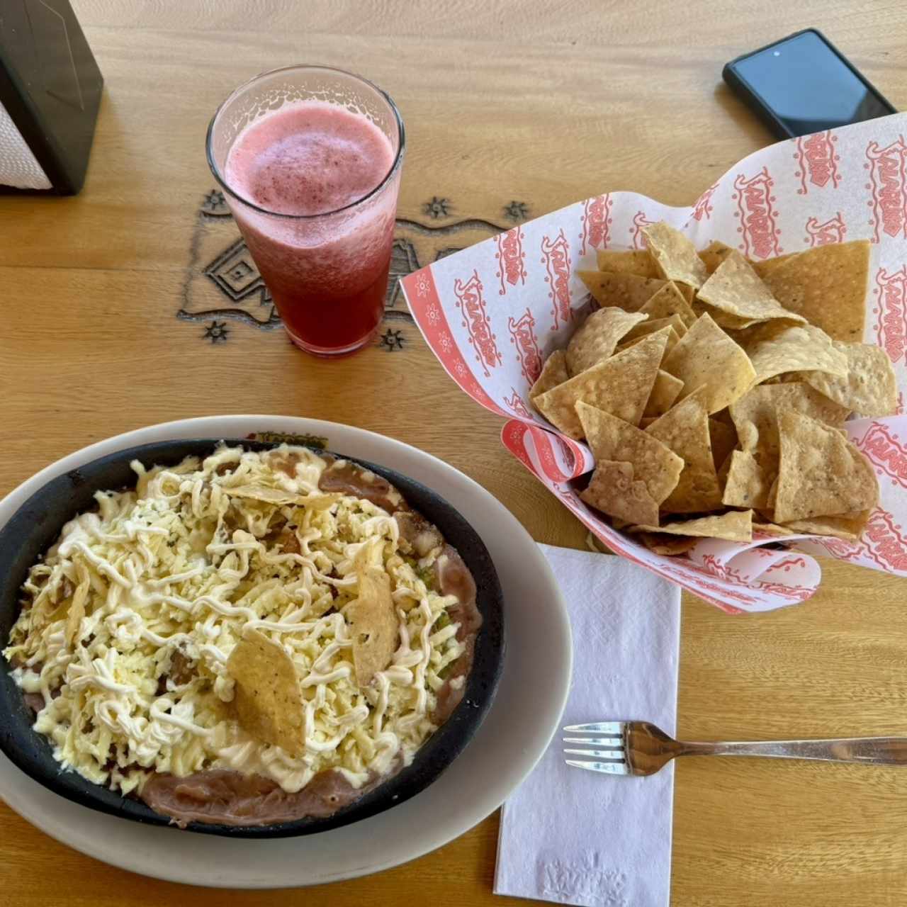 Nachos con pollo y chicharrón 
