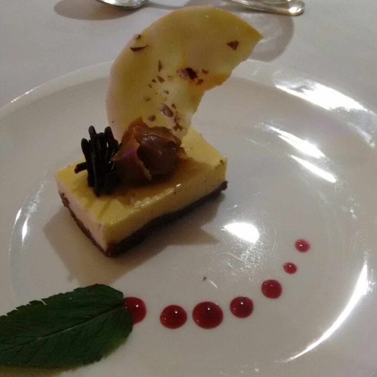 Trilogía de maracuyá, arequipe y brownie