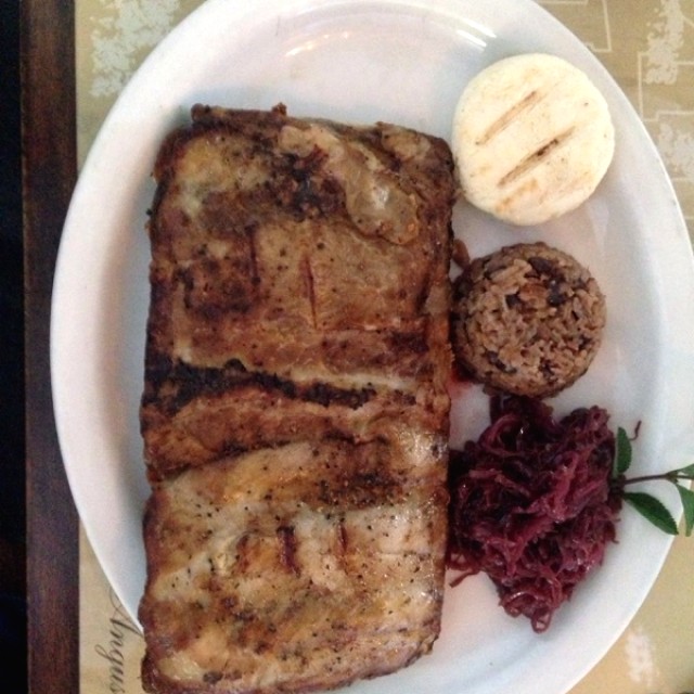 Costillas con chucrut arroz cubano y arepa