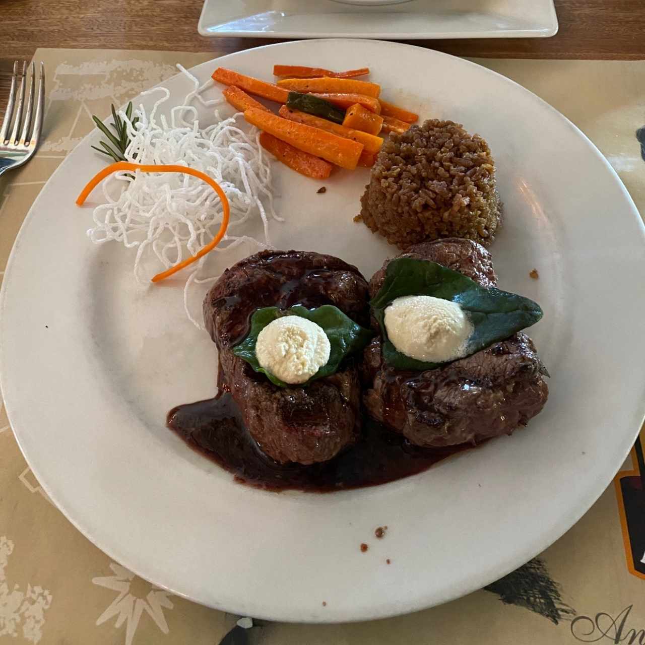 Medallones de Solomito al vino tinto con queso azul