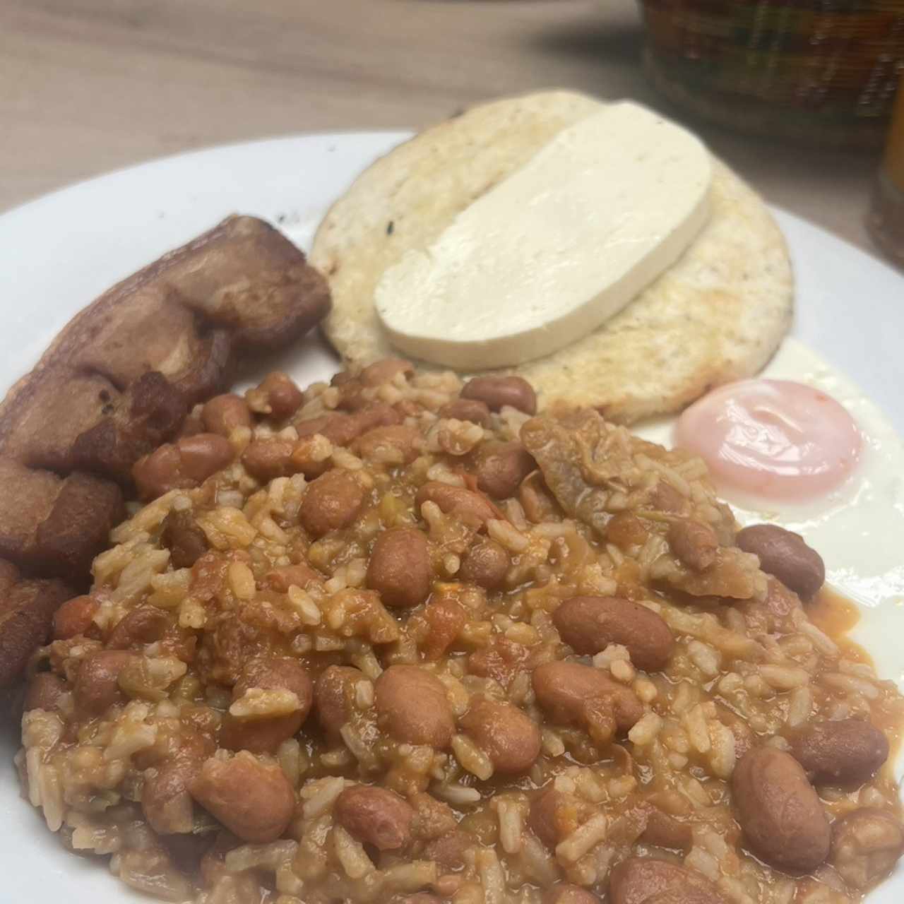 Calentao con chicharrón y huevo 
