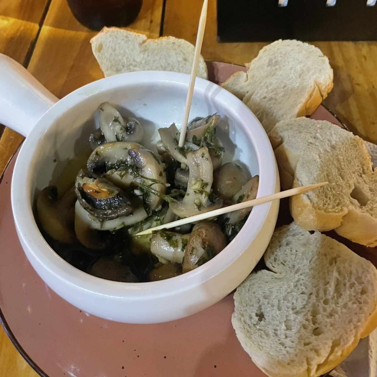 Champiñones al ajillo