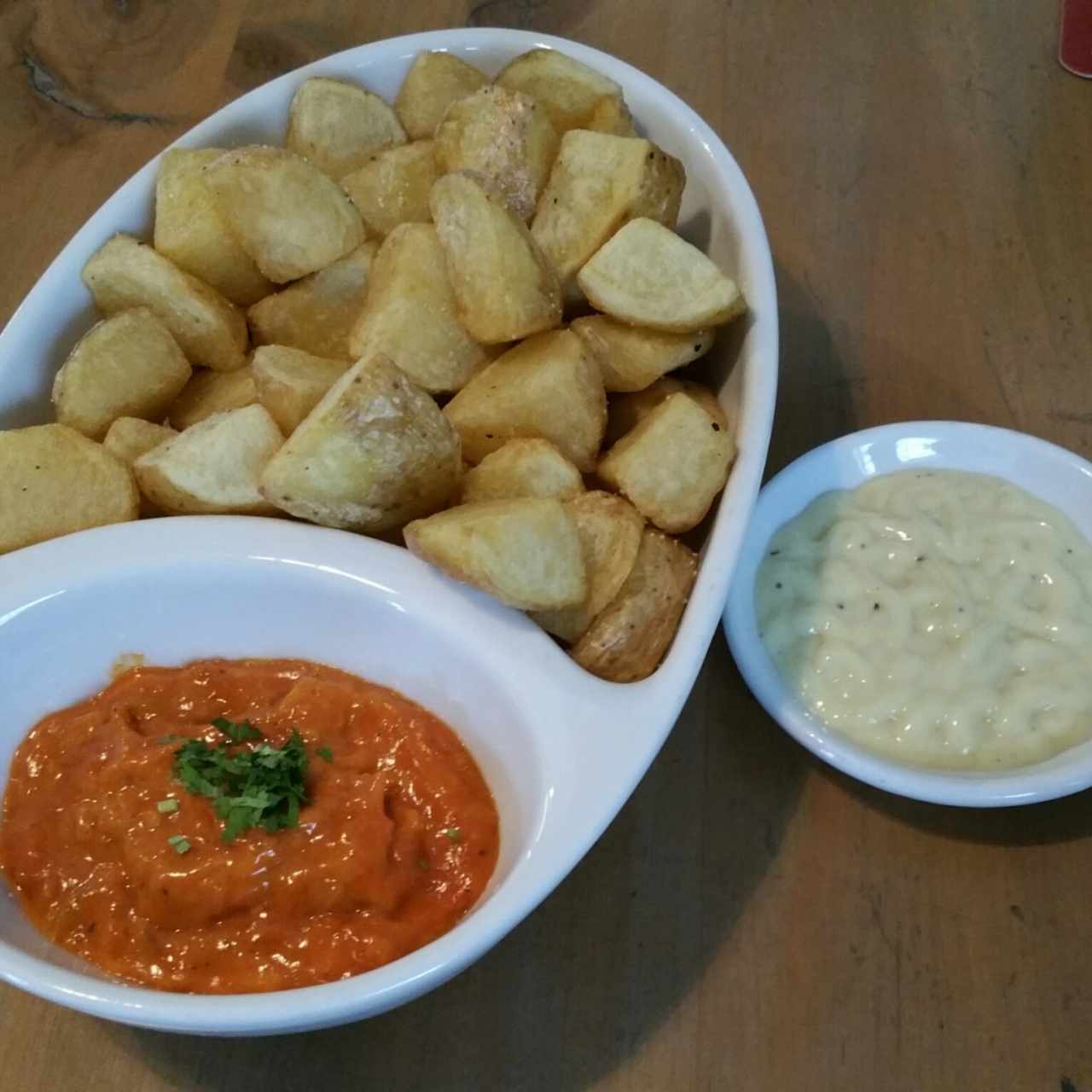Patatas bravas con alioli 