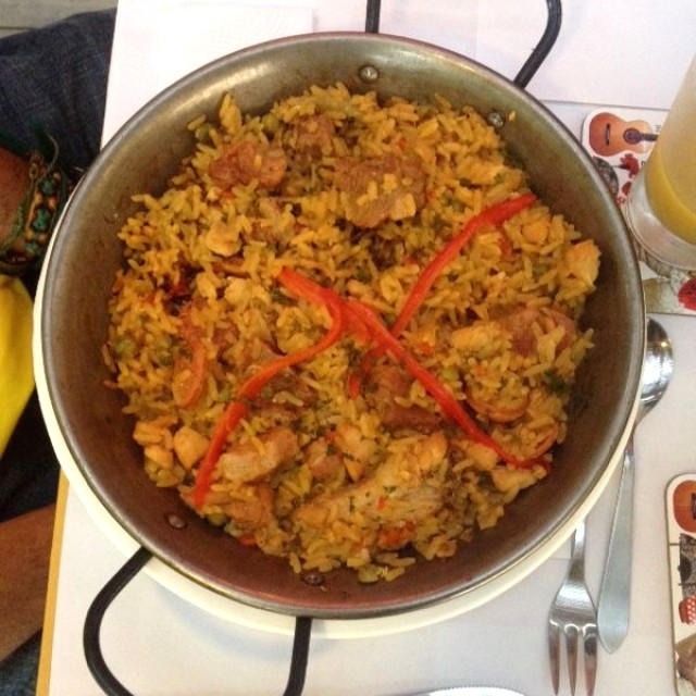 Paella de carnes 