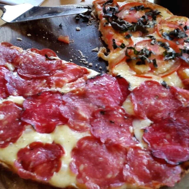 Pizza Margarita y Salami-Hungaro