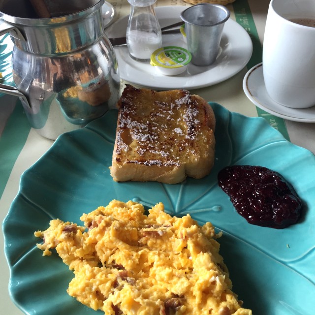 Chocolate, huevos con queso y tocineta, y tostada dulce