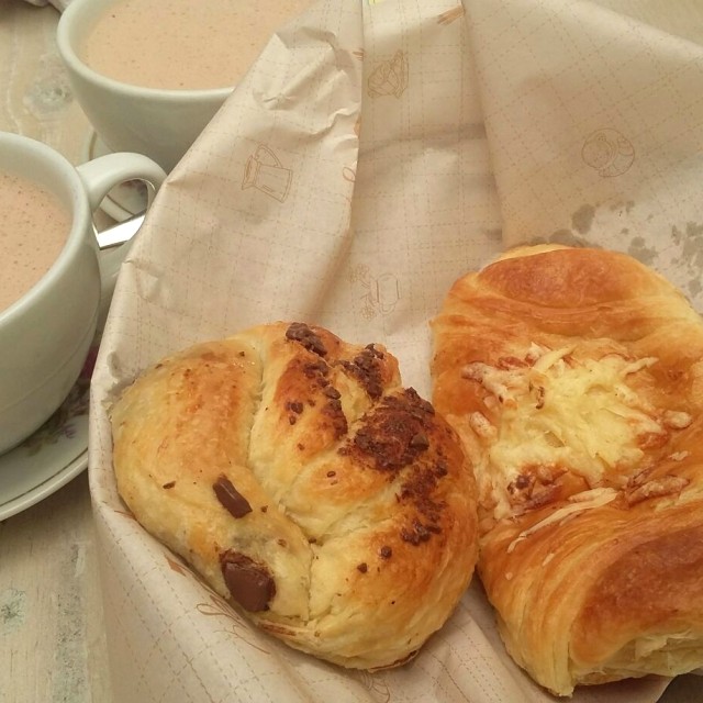 Croissant de chocolate y croissant de queso cheddar