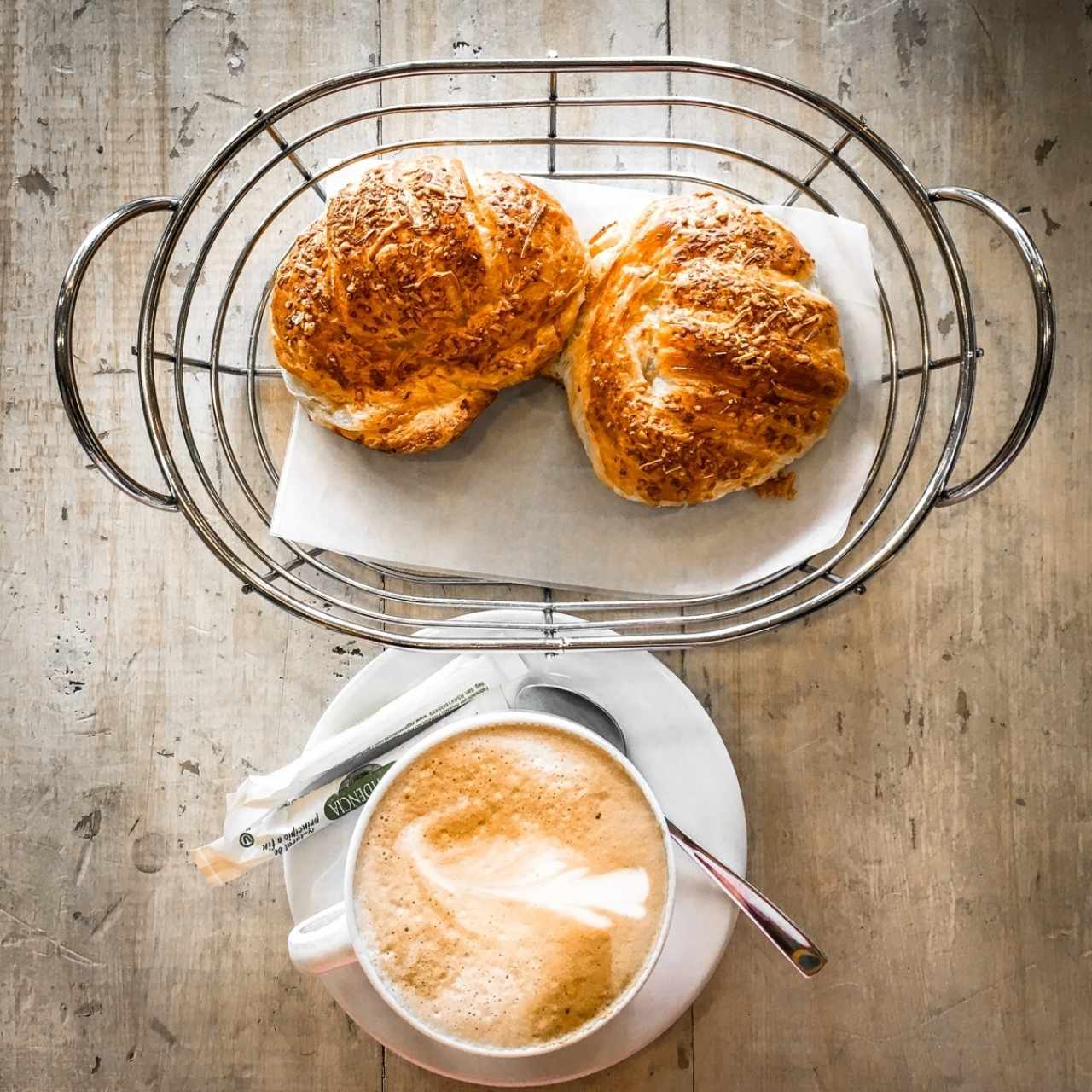capuchino clasico, croissant de queso campesino