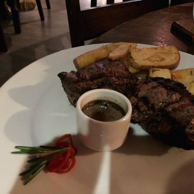 Steak pimienta con cascos de papa