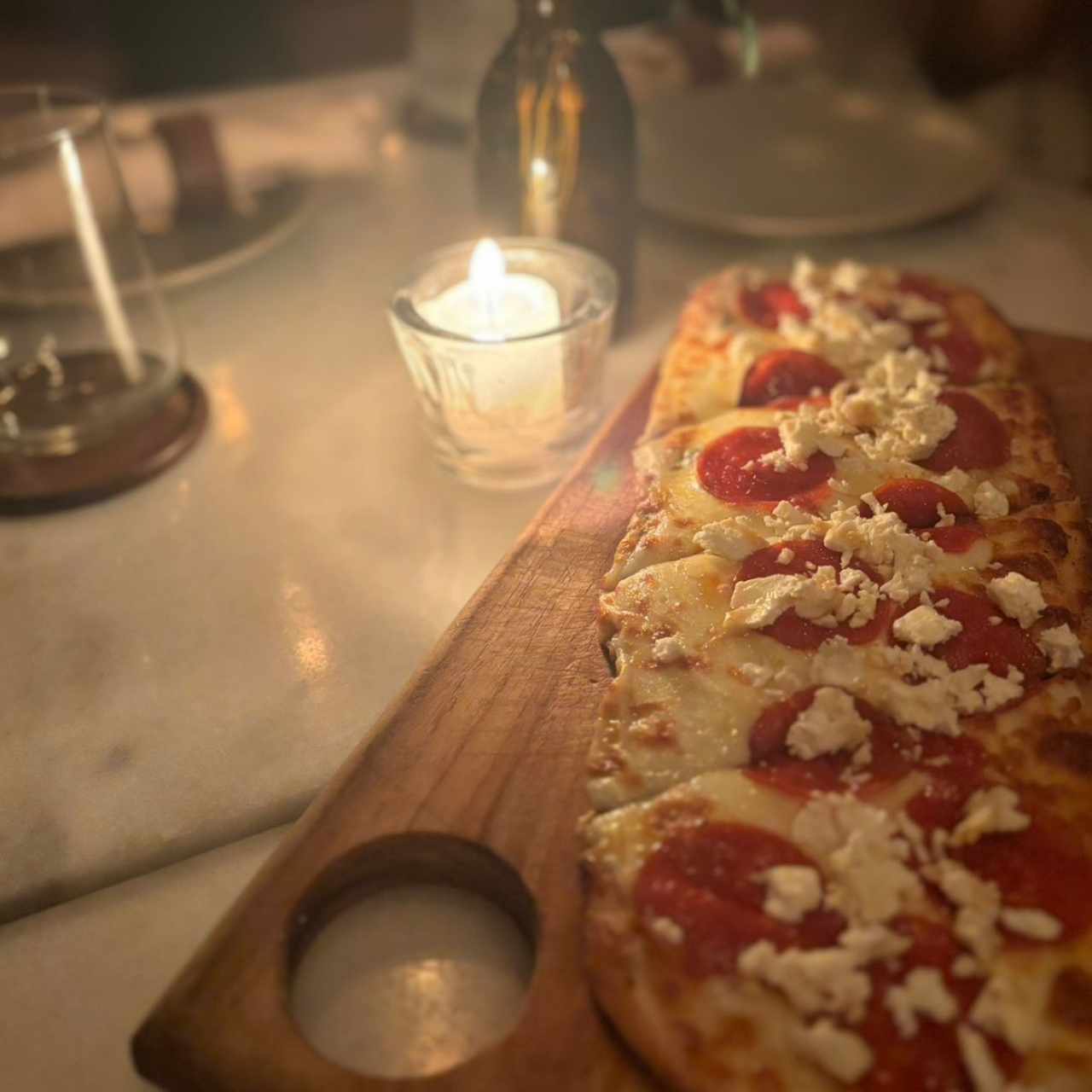 Flatbread de pepperonni con feta