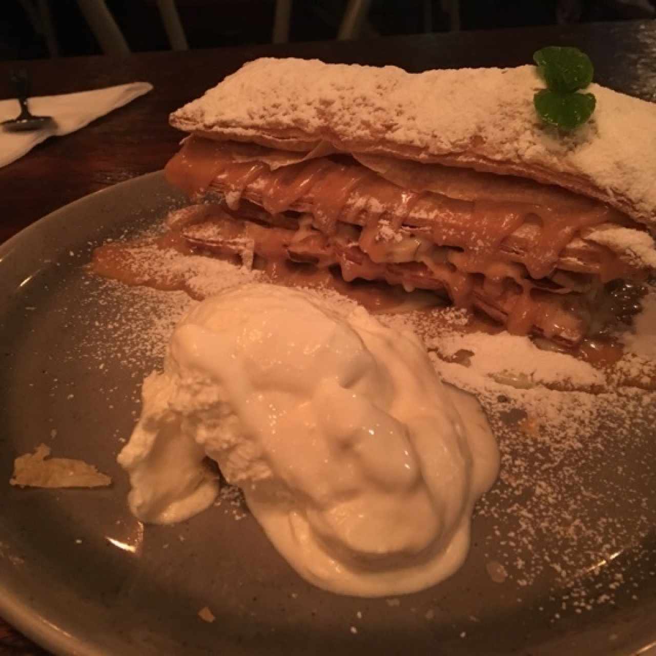 Mil hojas de arequipe y guineo acompañado de helado