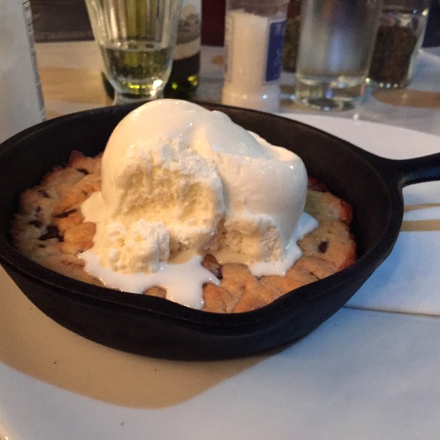 Galleta caliente con helado