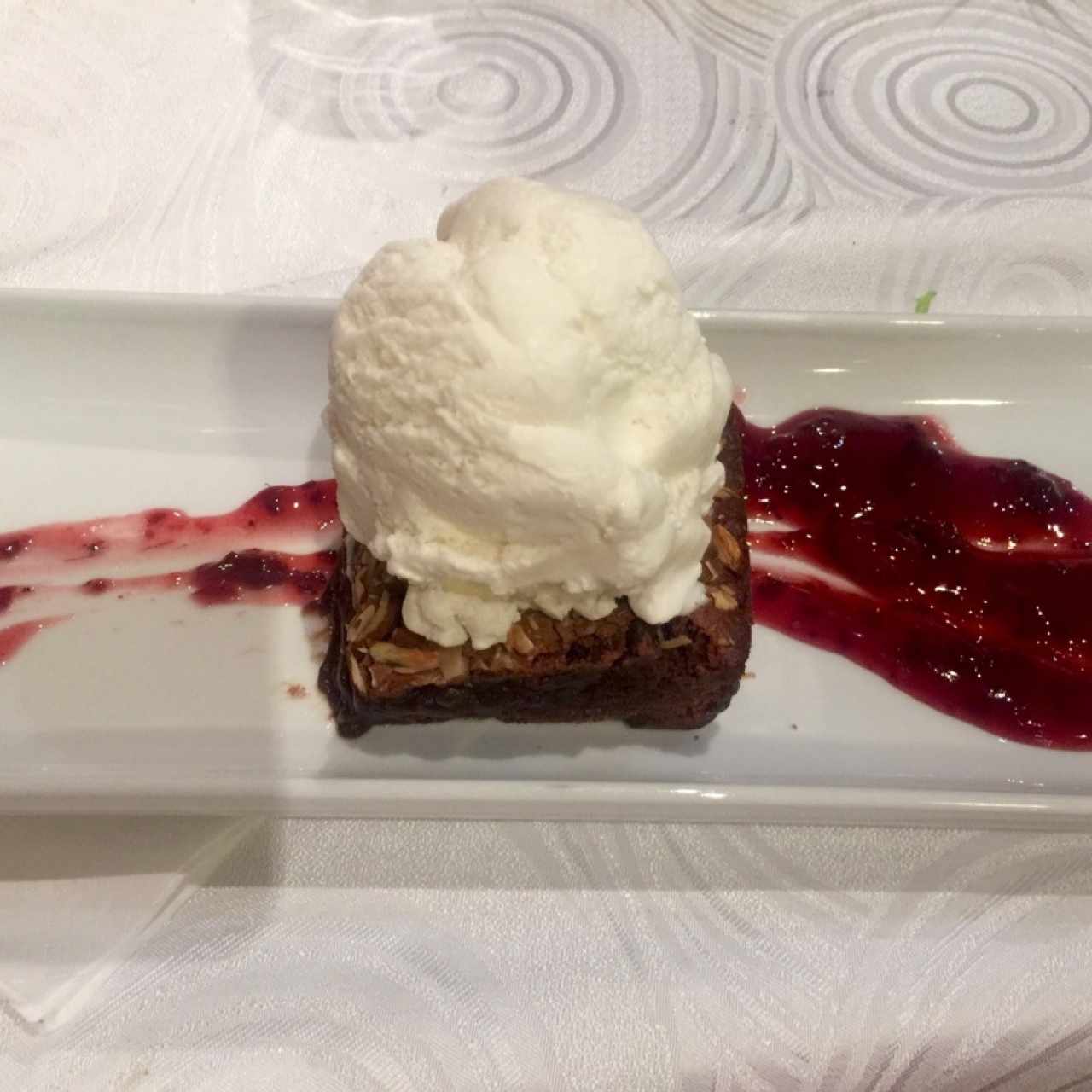Brownie caliente con helado