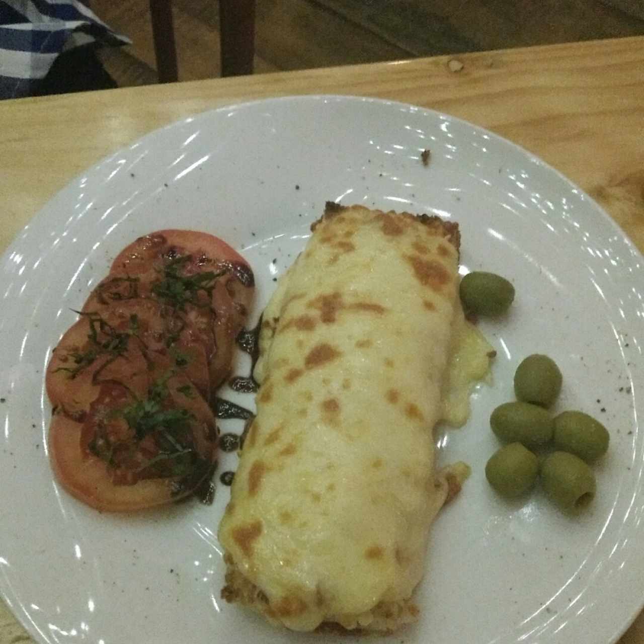 bruschetta con ajo en láminas, almendras y queso gratinado