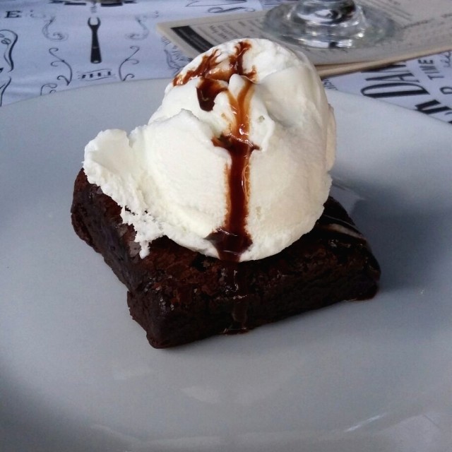 Brownie con helado