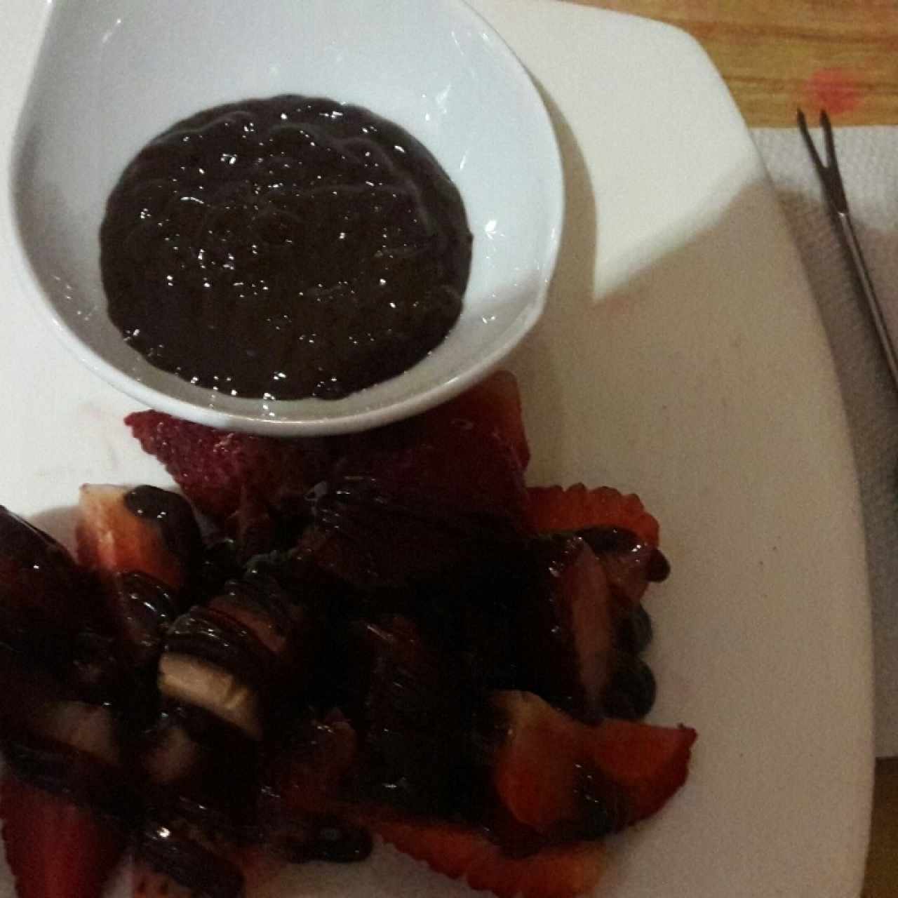 Fresas con salsa de chocolate pimienta dulce.