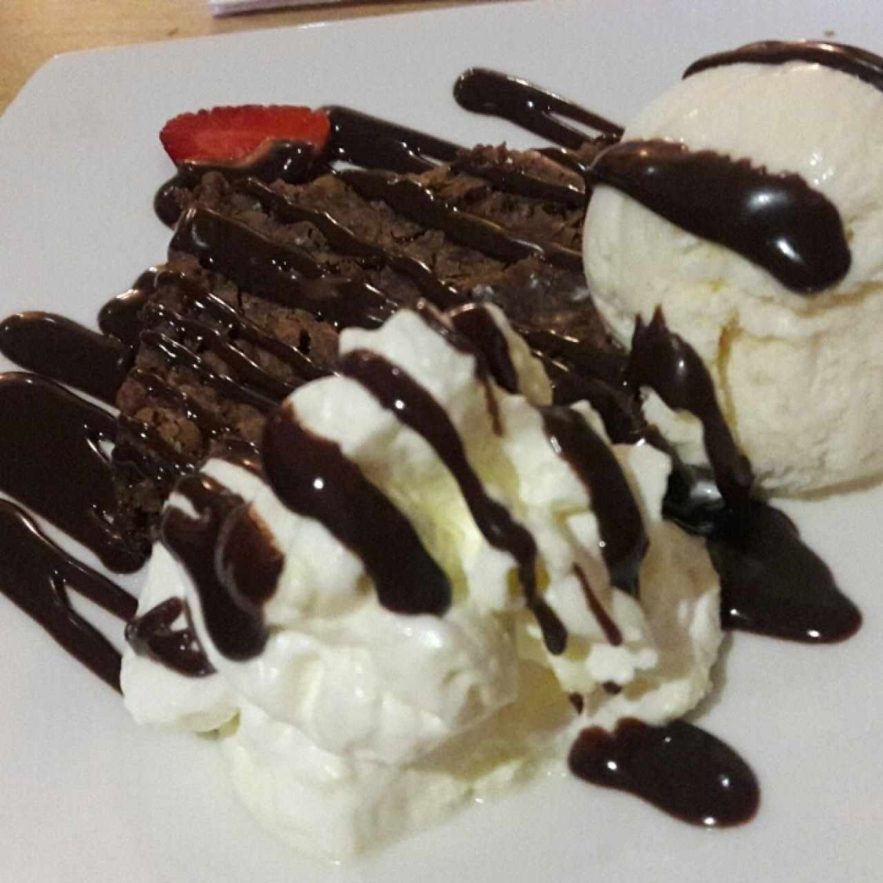 Brownie con helado.
