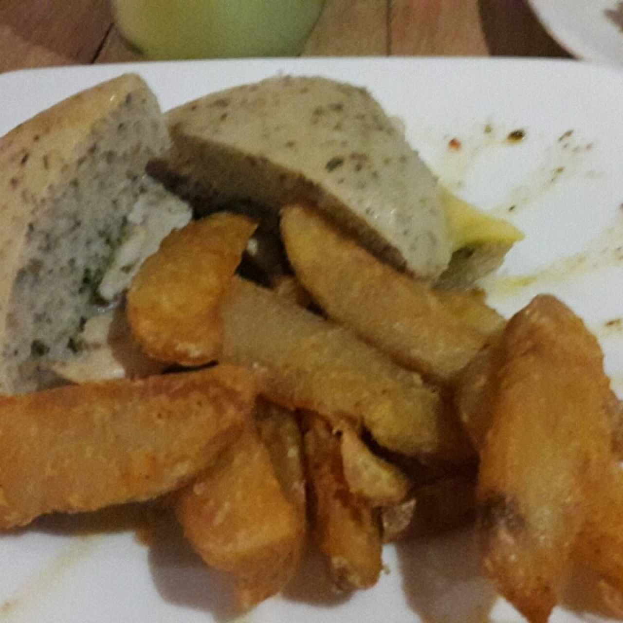 Sándwich de pollo con papas rústicas. 