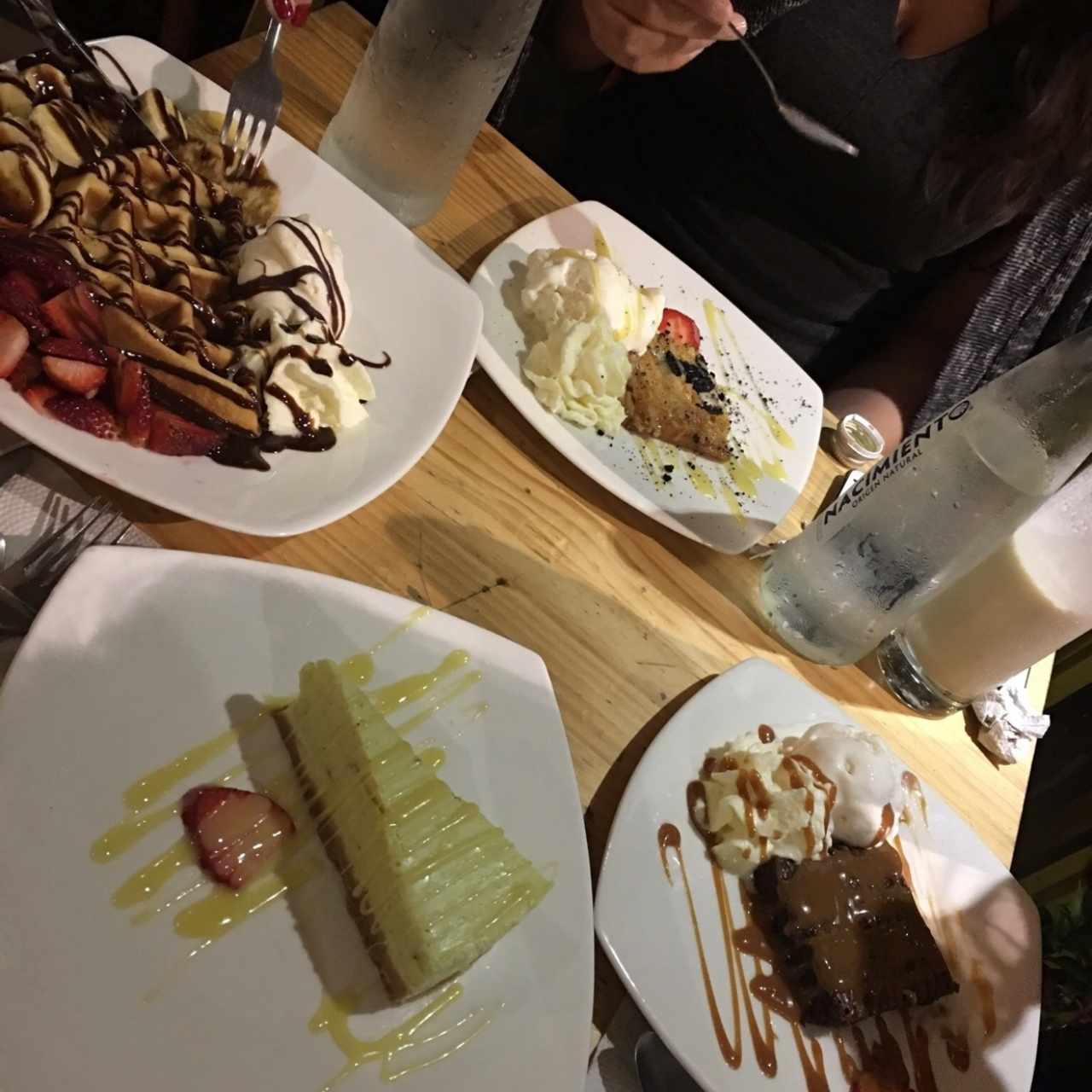 wafle,chese cake de chocolate blanco, brownie. 