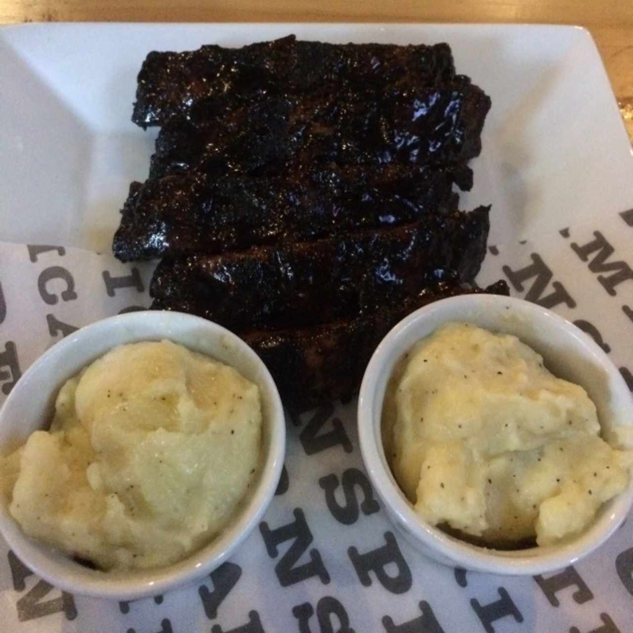 Costillas bañadas en reducción de café espresso, caramelo y balsámico