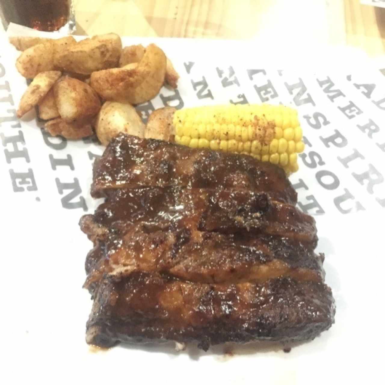 Costillas bañadas con salsa chipotle