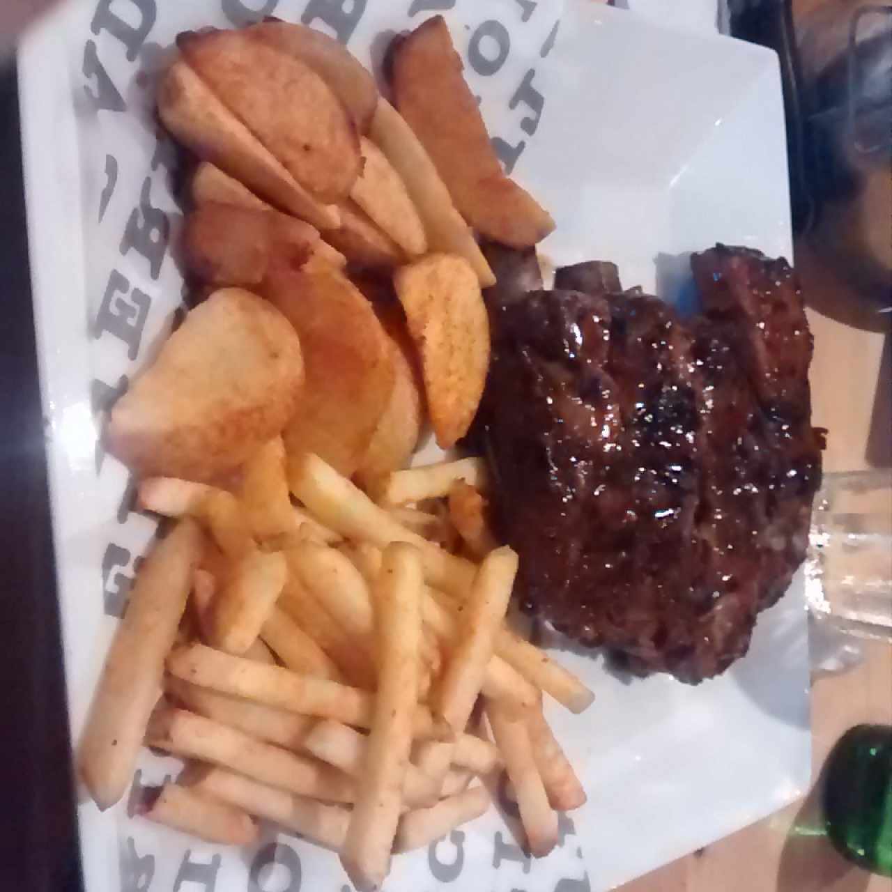 Costillas bañadas en reducción de cerveza artesanal negra