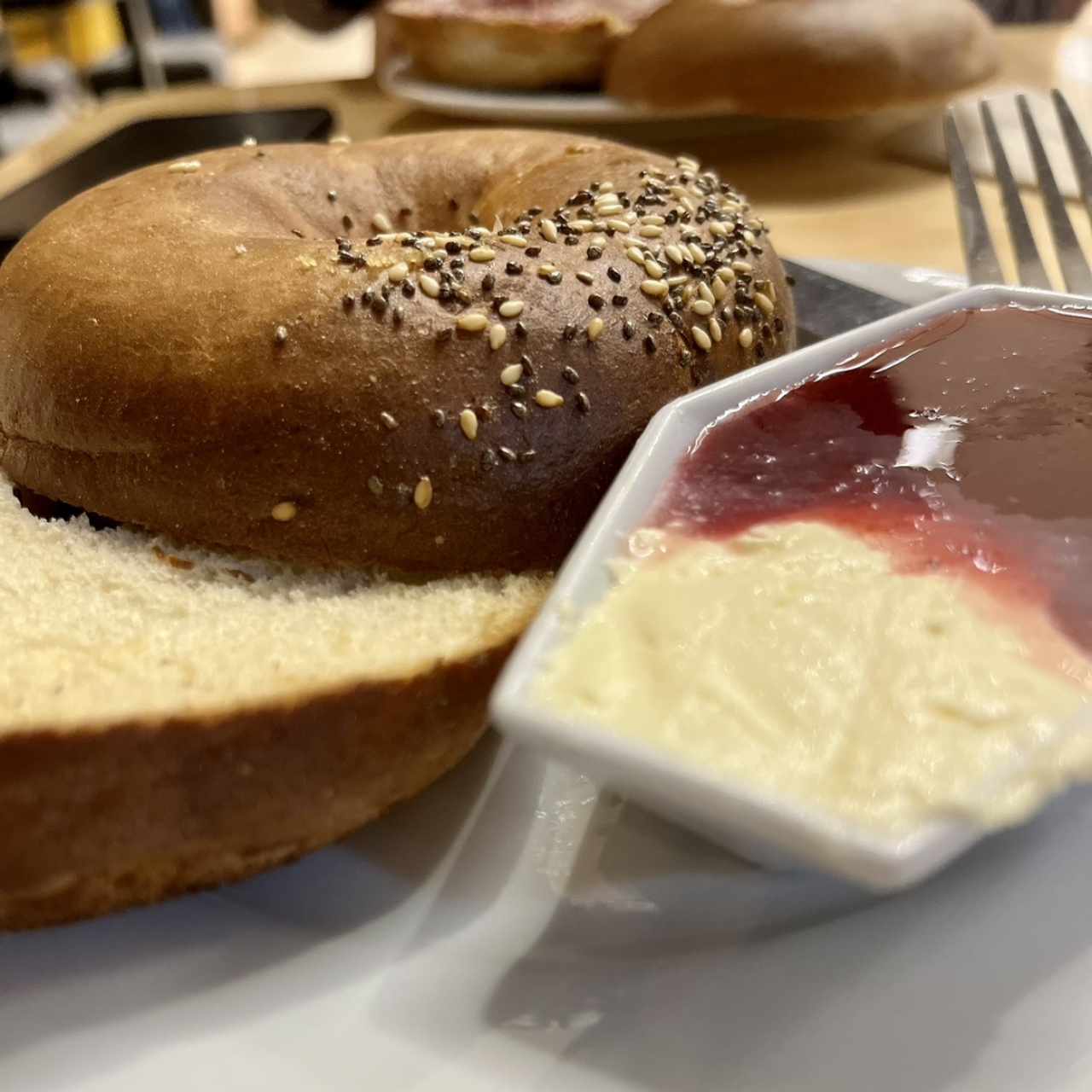 Bagel queso crema y mermelada 