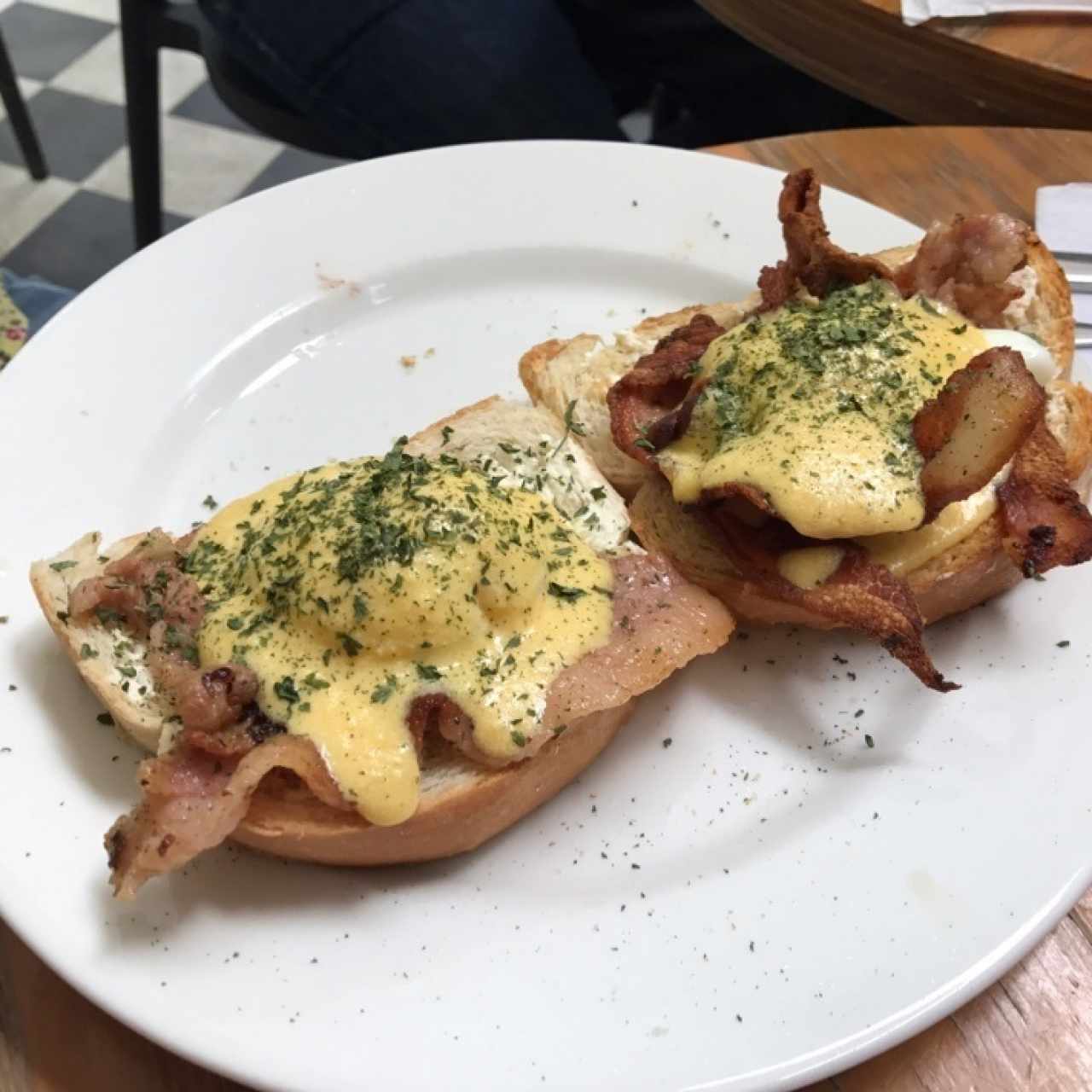 Huevos Benedictos
