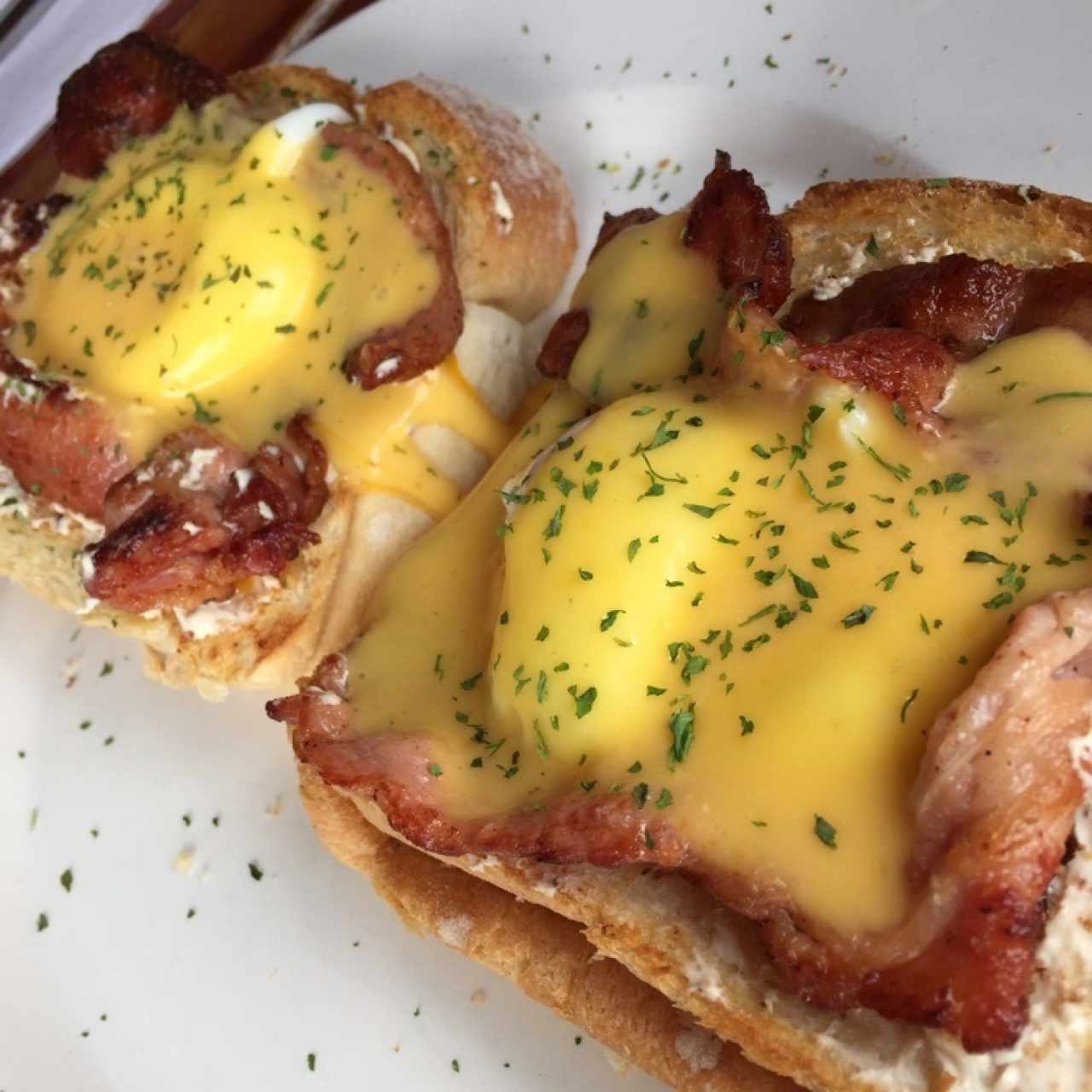 Huevos benedictinos con tocineta ahumada 